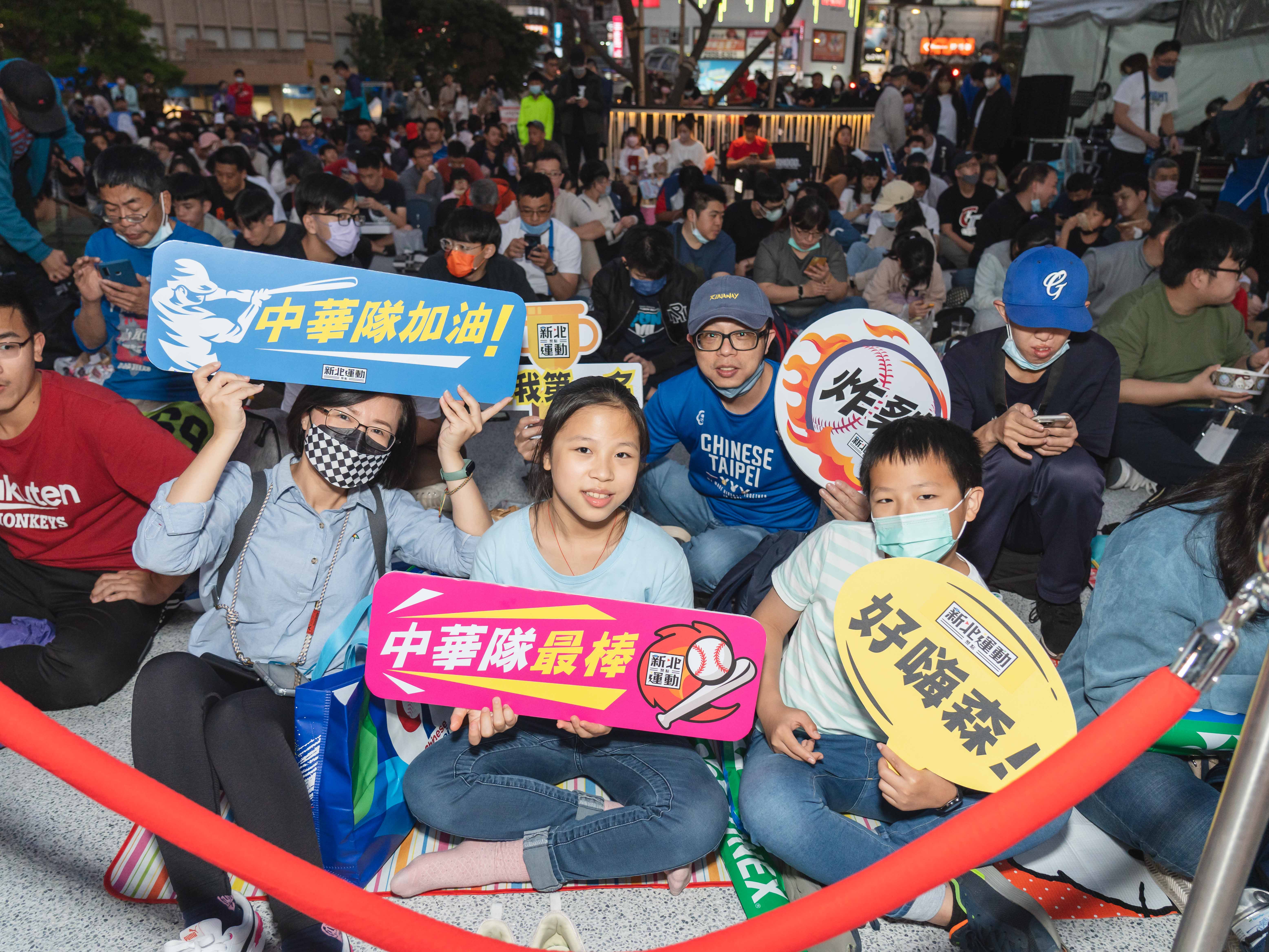 民眾齊聚府中雙城.jpg