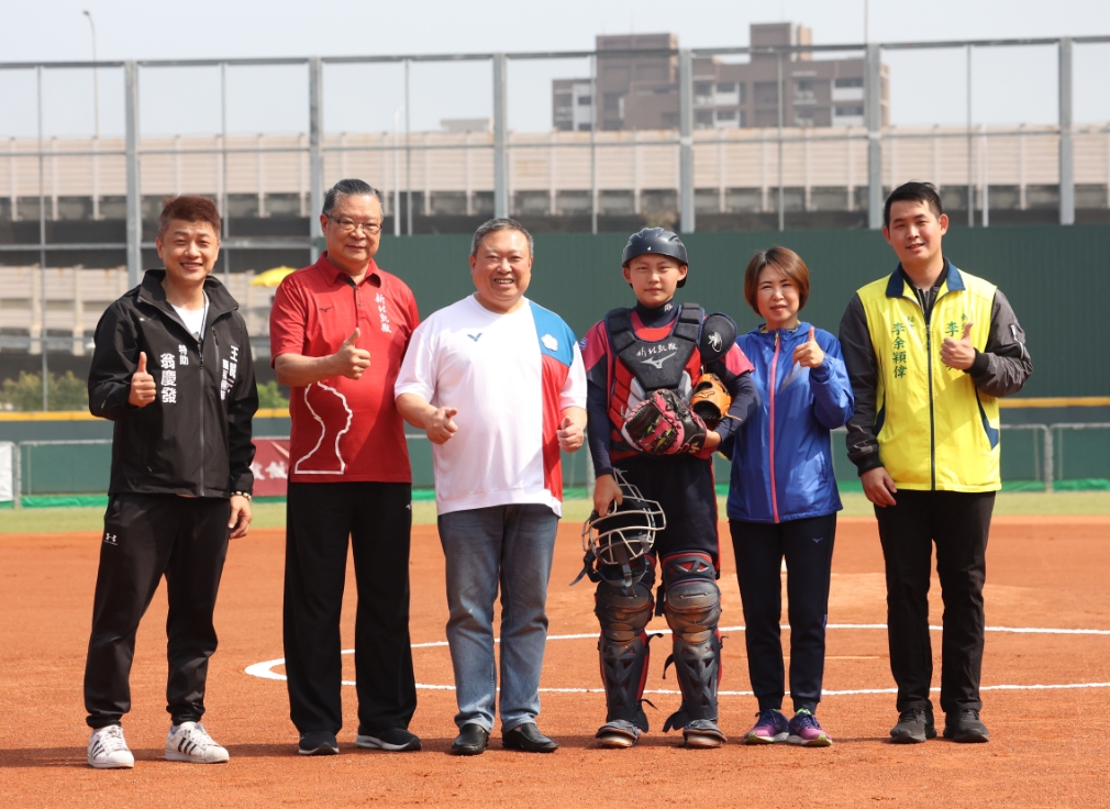 貴賓開球合影.jpg