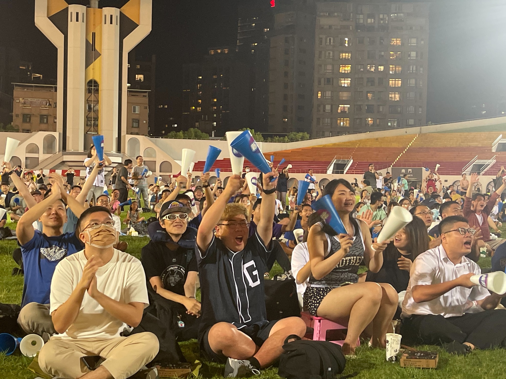 亞運棒球中韓大戰，吸引眾多球迷至板橋體育場為中華隊加油.jpg