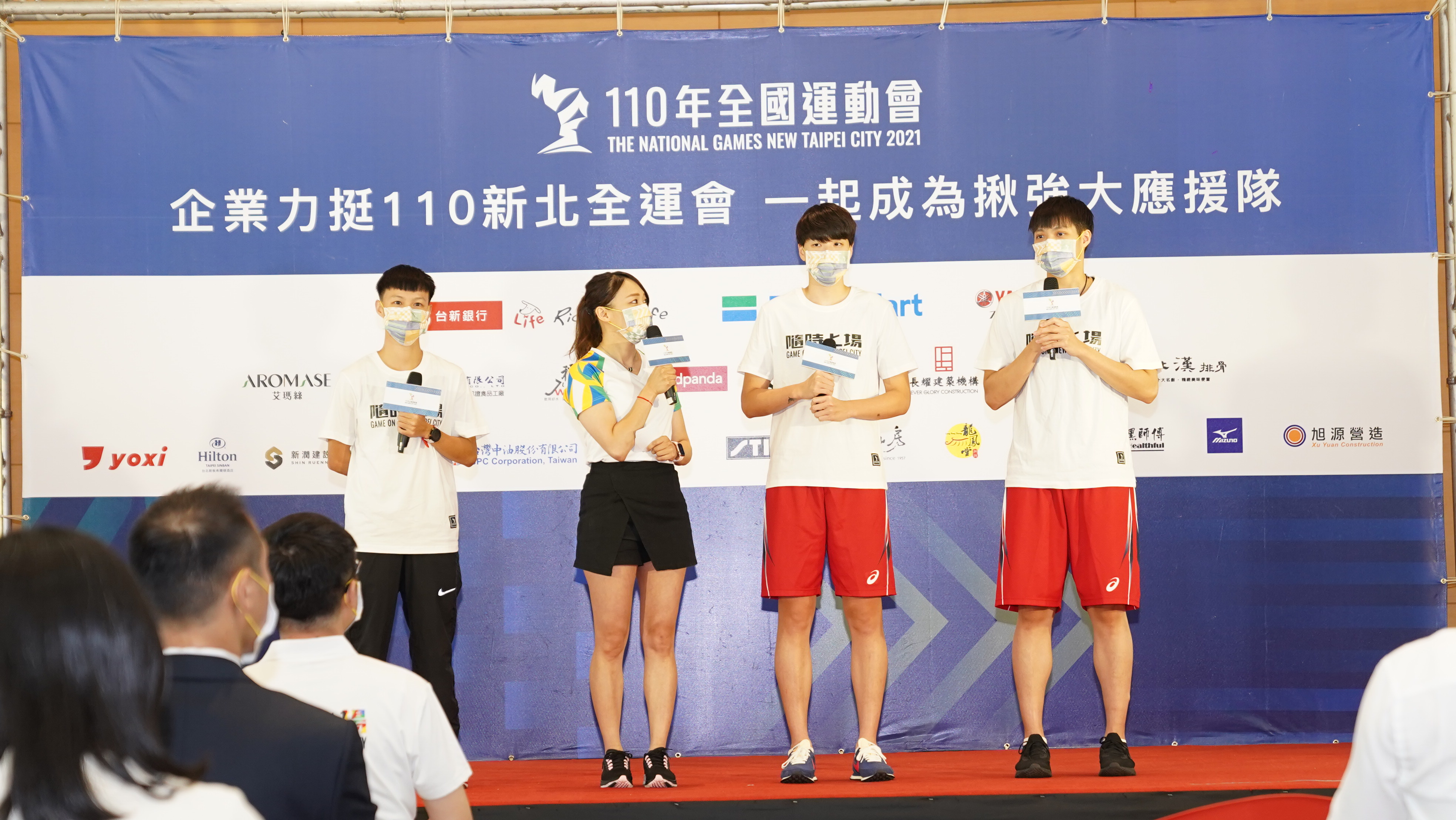 (左一)新北田徑代表選手陳昭郡、(右二、一)新北女籃代表選手林育庭_鄭伊秀