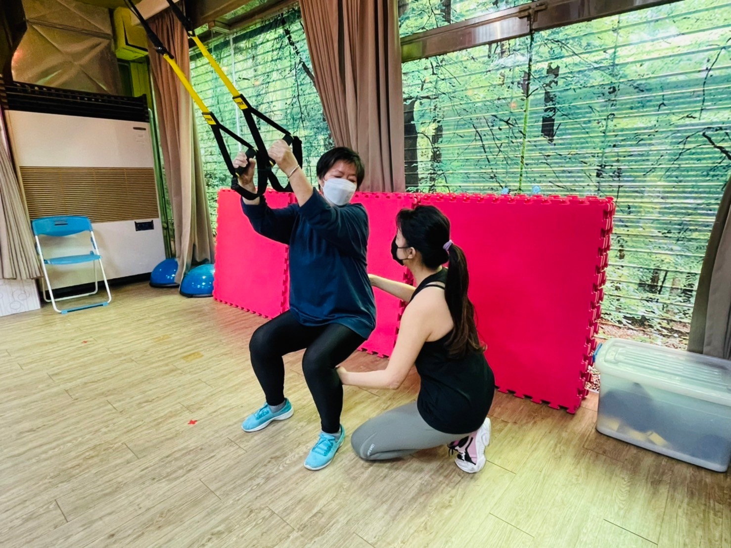 新莊運動中心運動指導員指導長者TRX動作要領