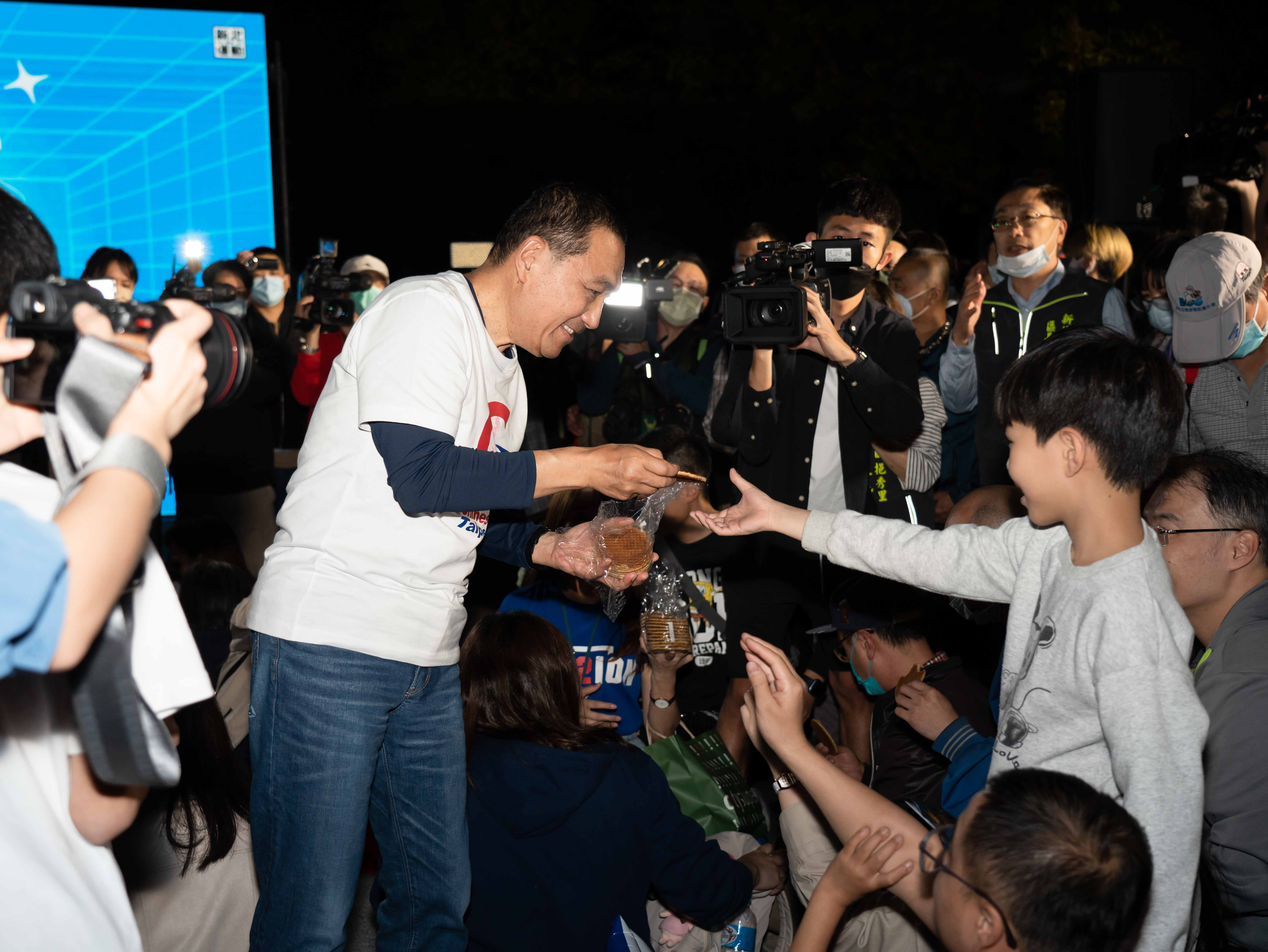 侯友宜市長準備荷蘭煎餅與球迷朋友分享