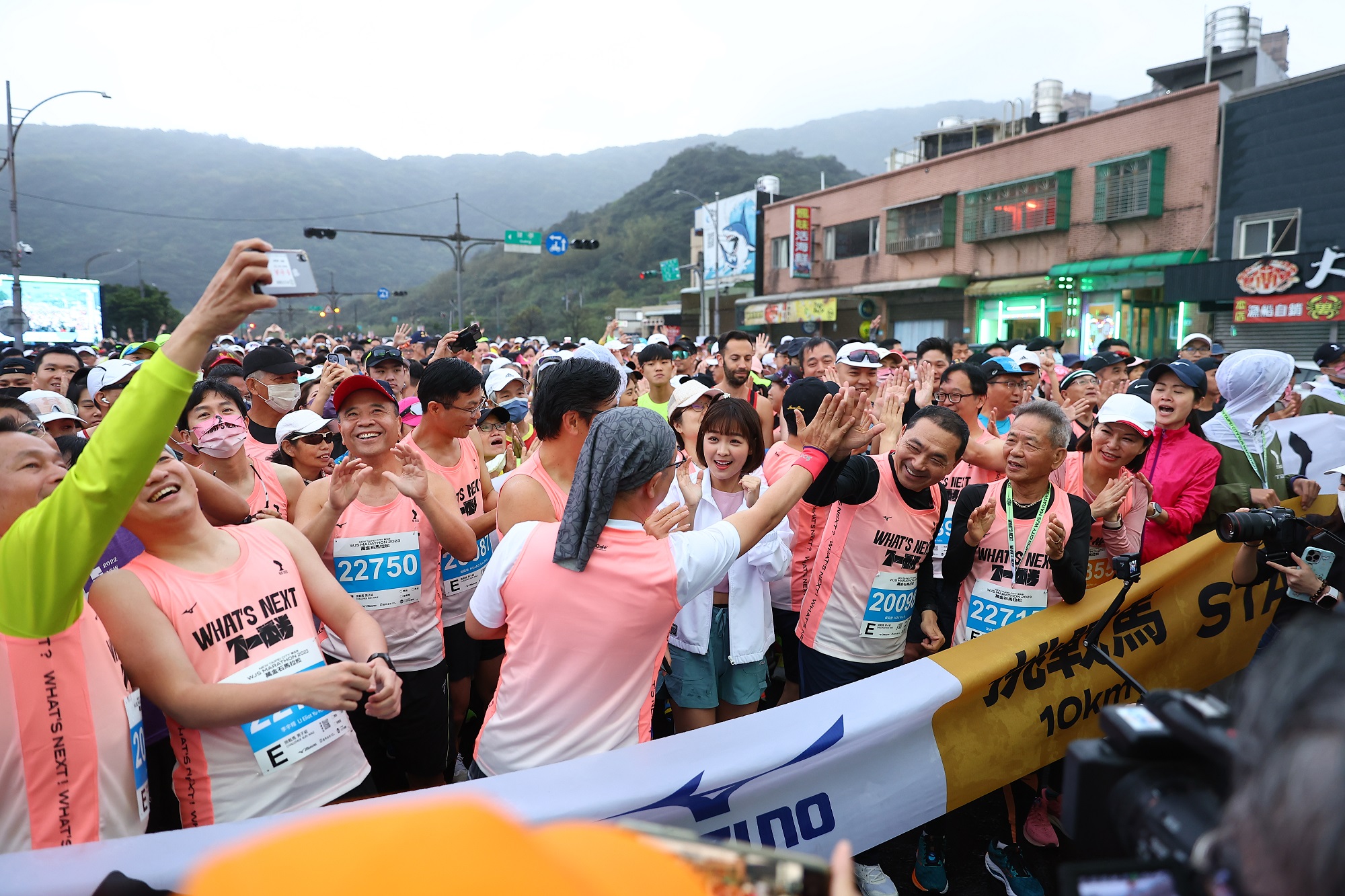侯友宜市長與跑友互動。照片來源©︎Allsports創星影像.jpg