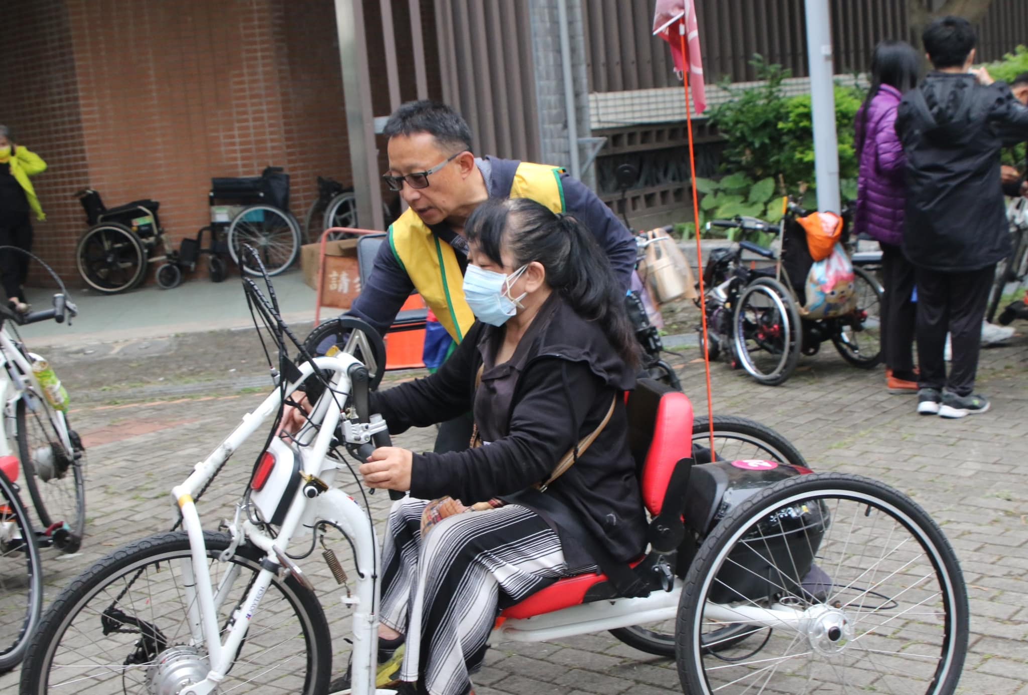 位於板樹體育館的「新北市輪椅夢公園」身障朋友可免費預約，學習使用手搖車