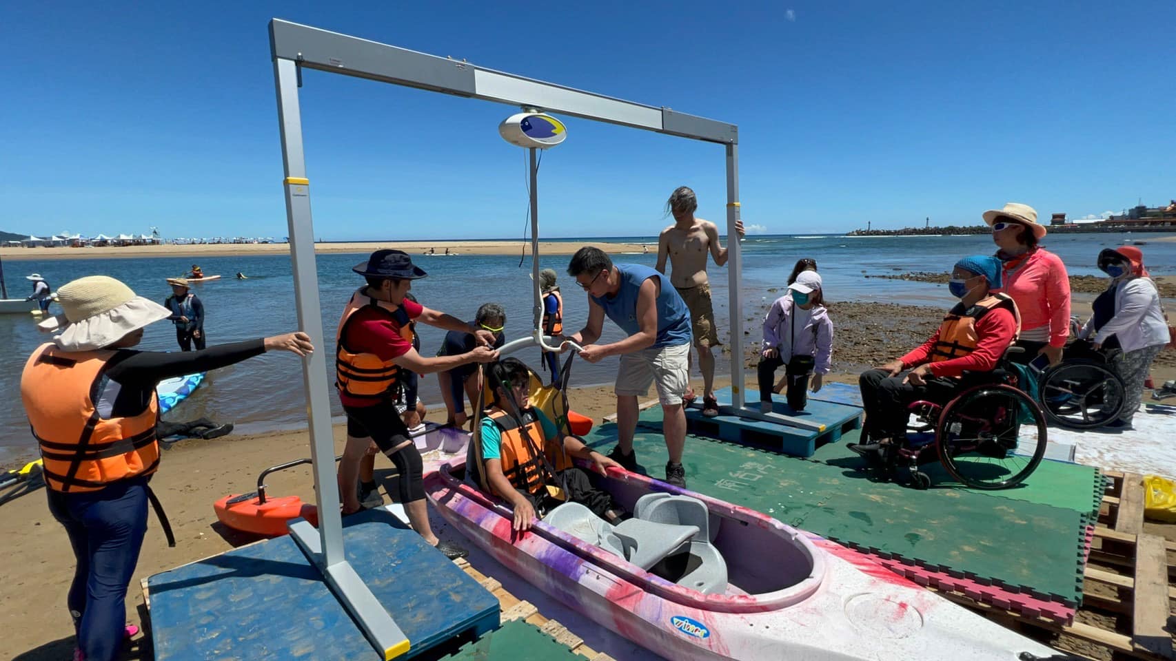 「新北市水域活動體驗營」首開身障獨木舟場次，將有移位機協助身障朋友
