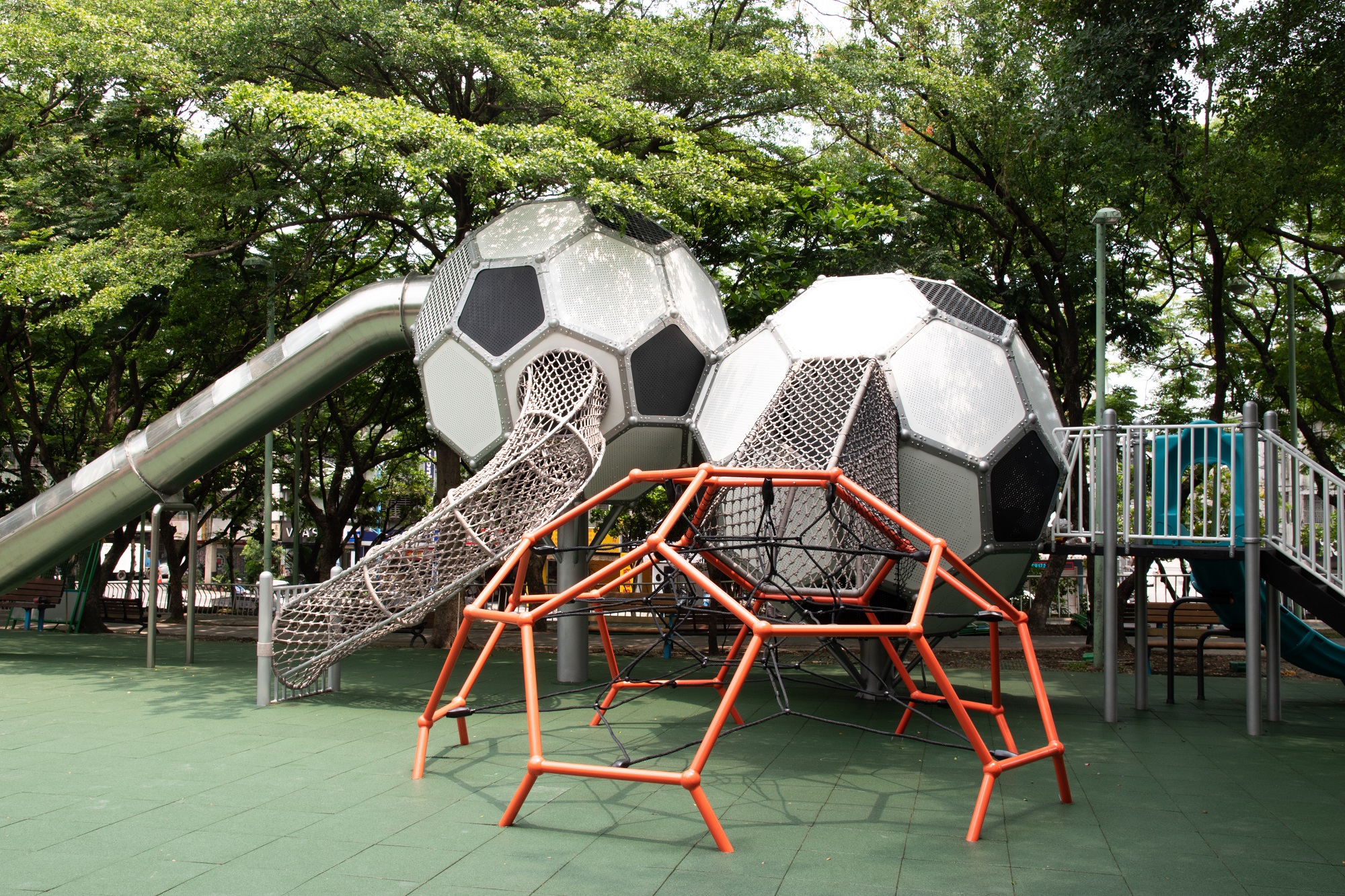 新莊體育園區足球主題遊戲場滑道有喬木遮蔽