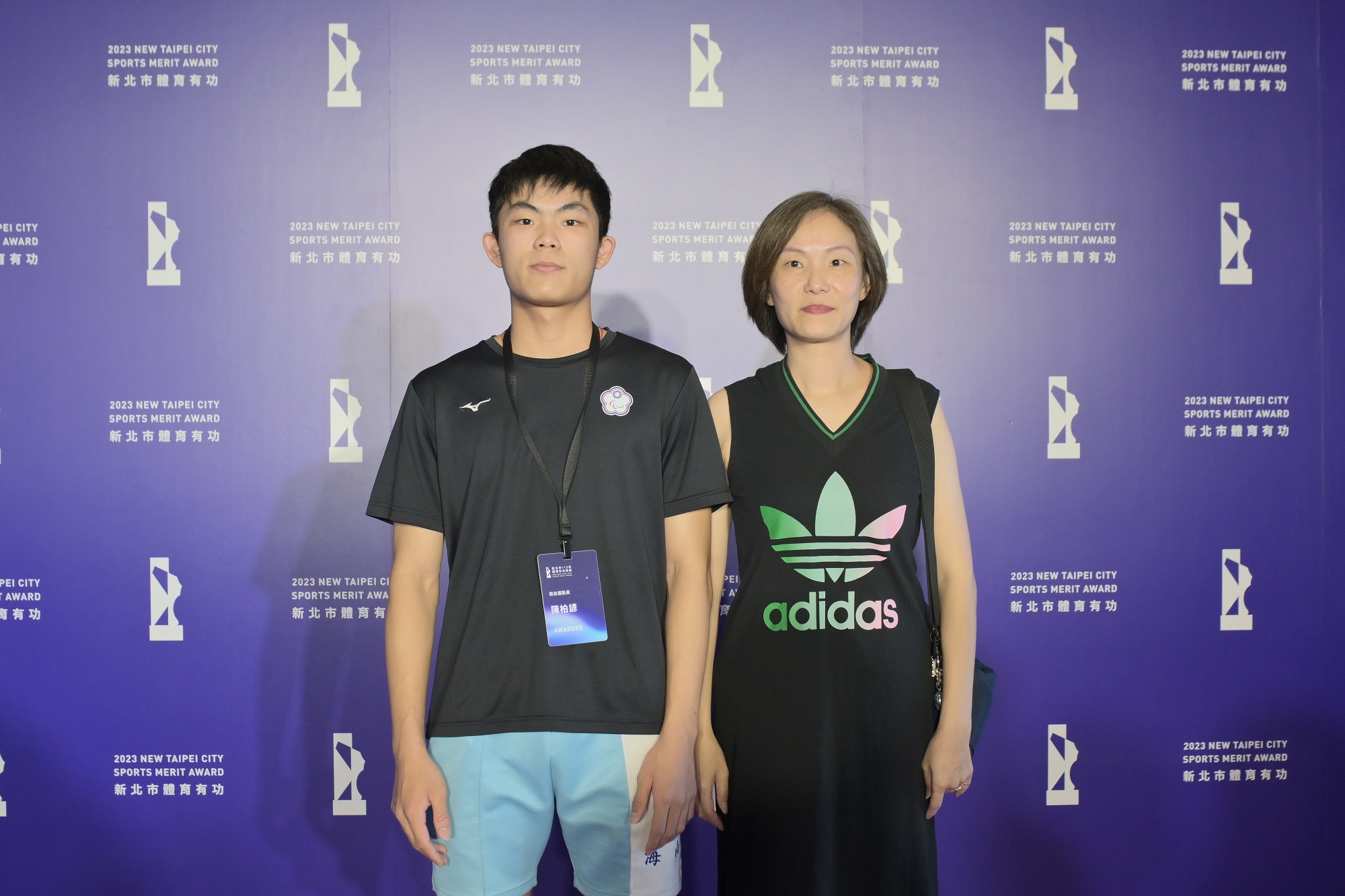 新北市112年體育有功傑出運動員陳柏諺(左)感謝家人的支持，與媽媽一起出席頒獎典禮