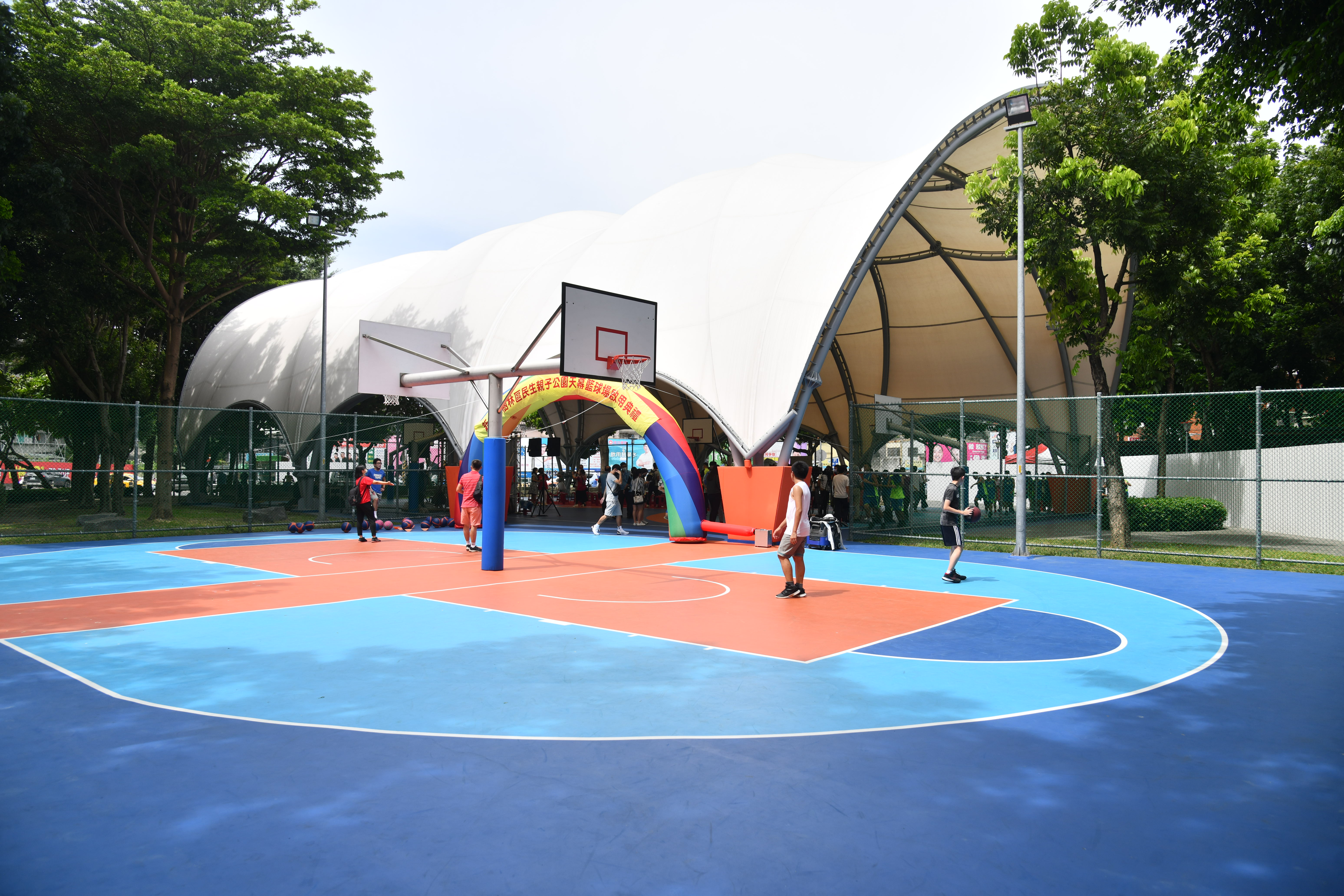 民生親子公園天幕籃球場，是樹林區公園內的第1座天幕球場