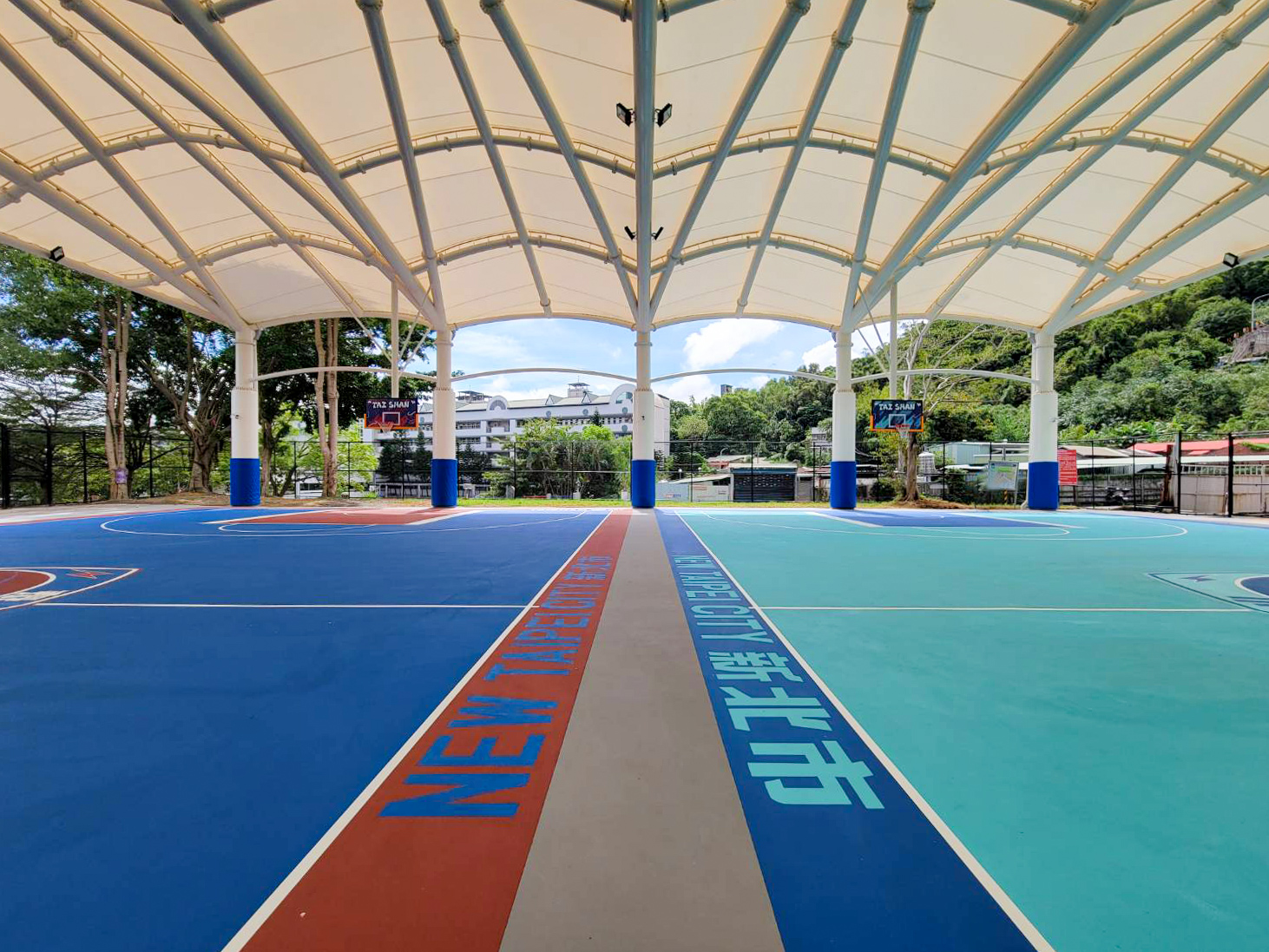泰山戶外籃球場為兩個標準全場，整體營造出開闊氣勢