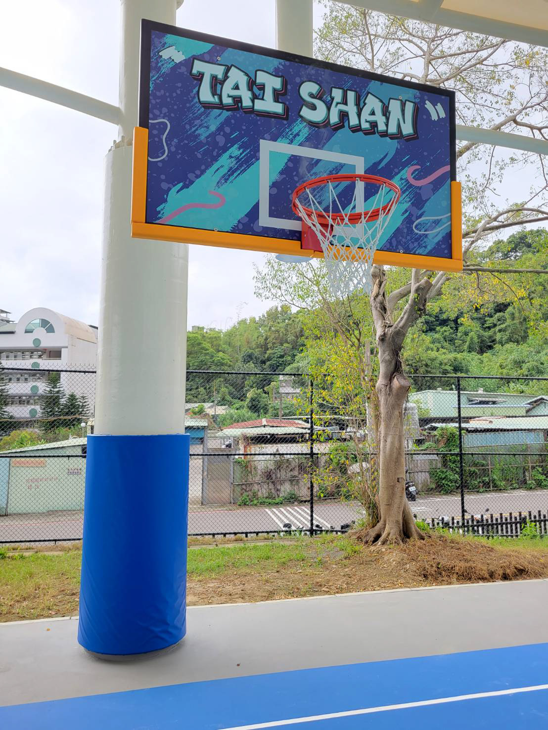 泰山戶外籃球場籃板彩繪為街頭塗鴉風