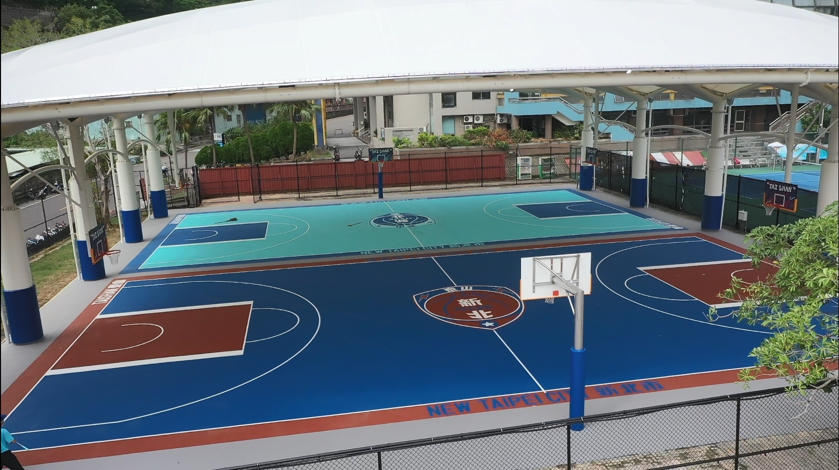 泰山戶外籃球場很開闊