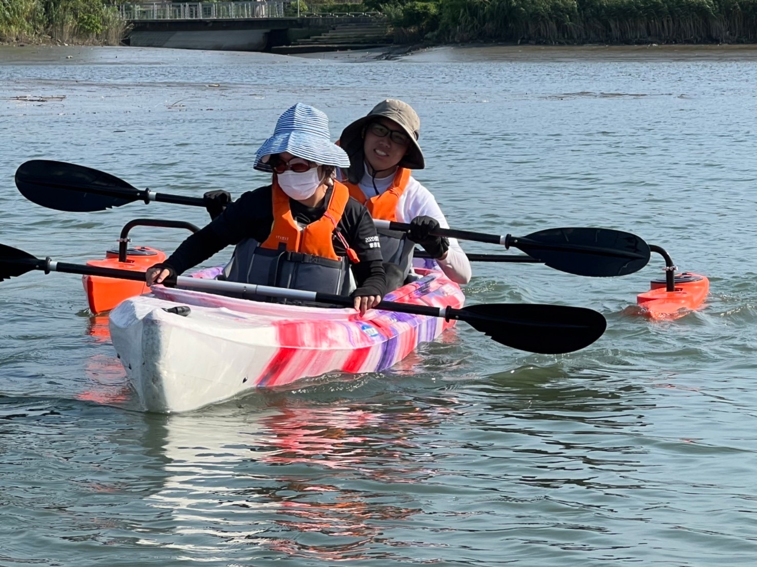 「新北市水域活動體驗營」身障獨木舟為特製獨木舟，歡迎身障朋友來體驗水上活動的樂趣