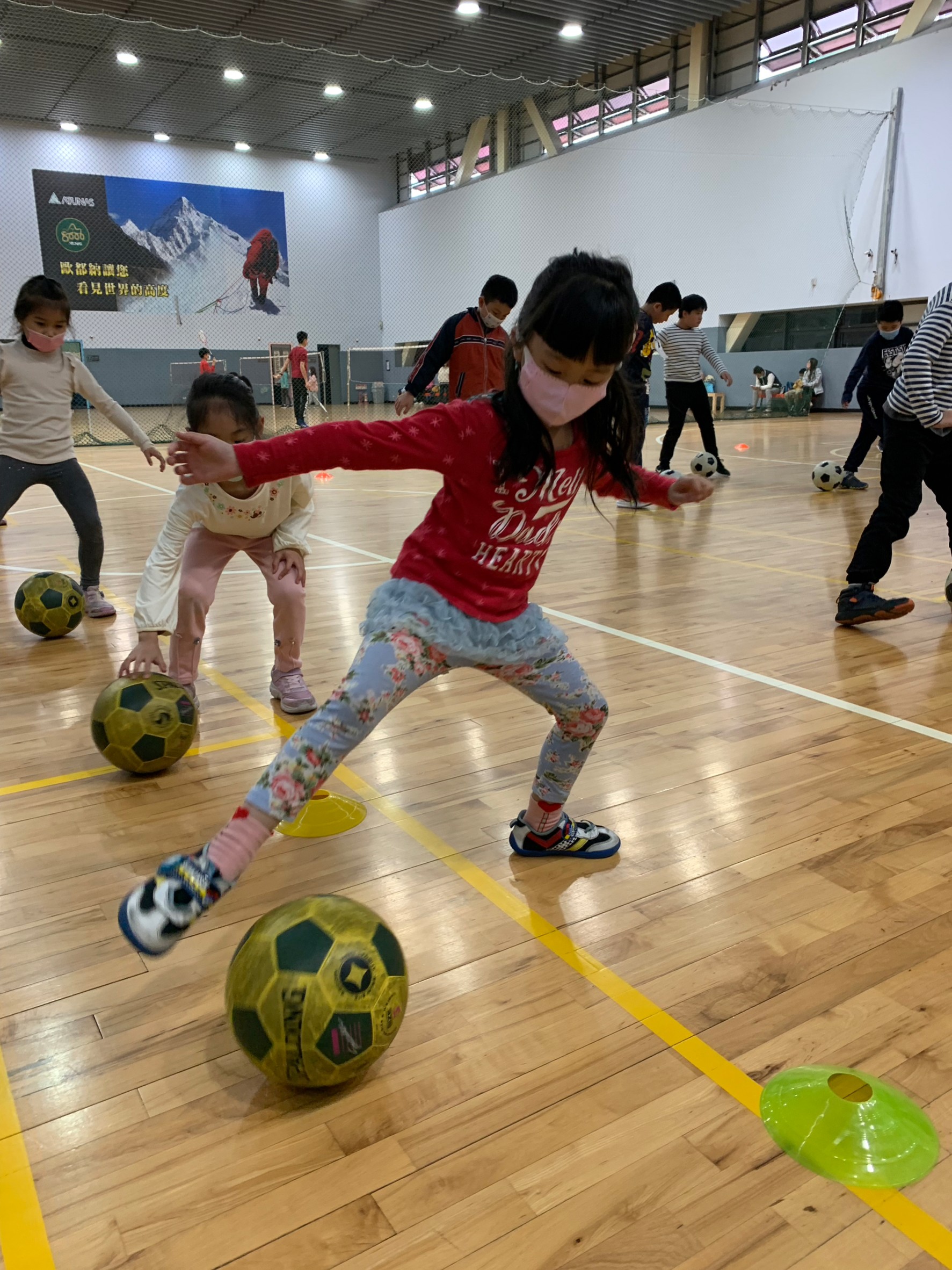 土城運動中心「足球健將營」專為小一至小六的孩子設計