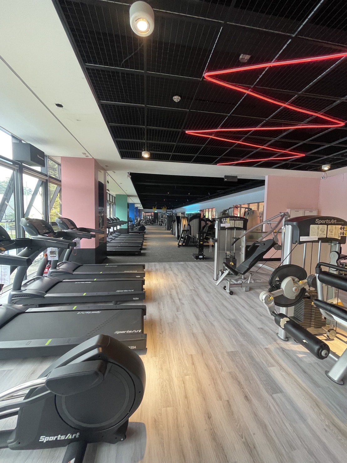中和運動中心體適能中心設置多種綠能健身器材