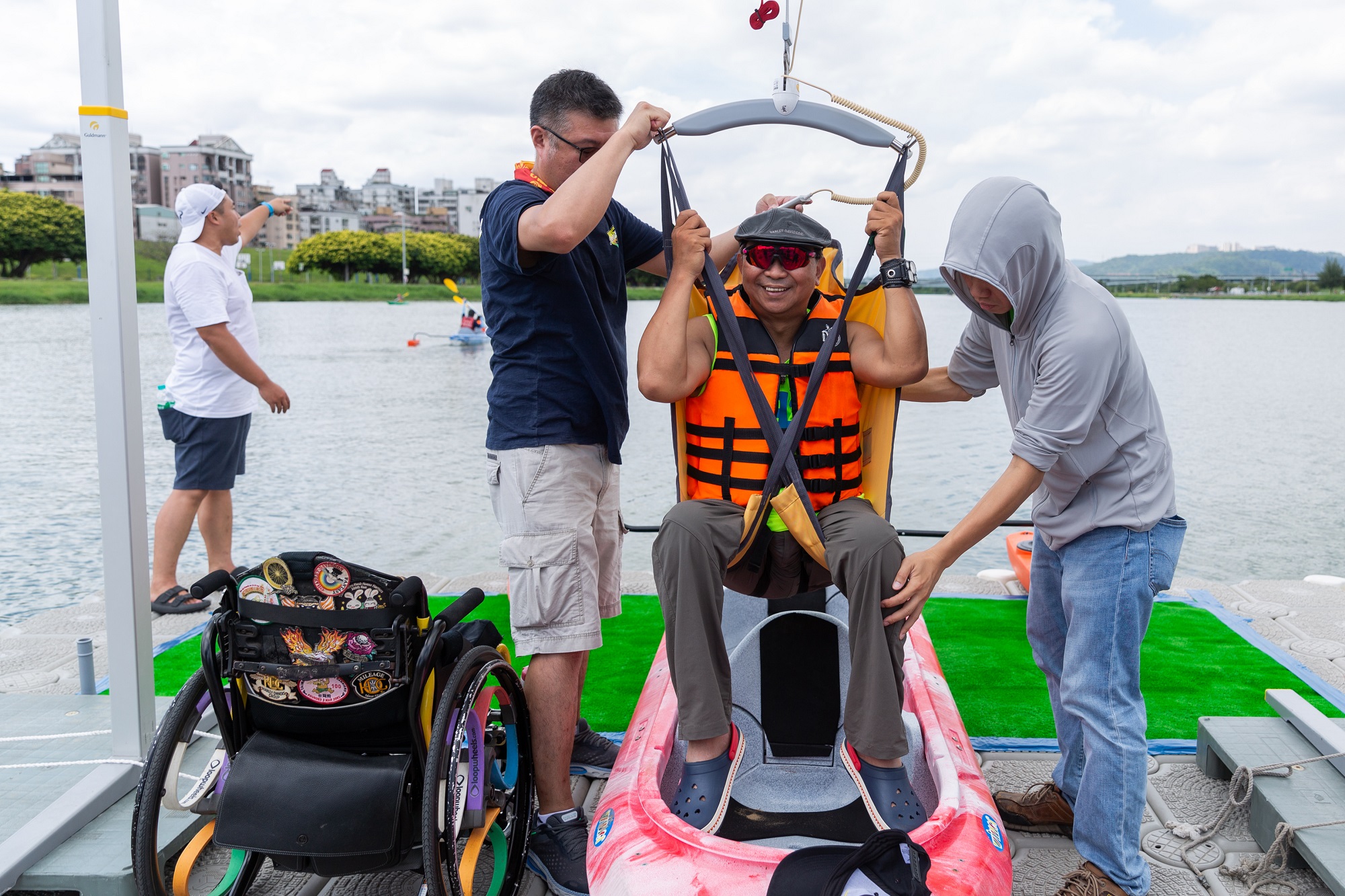 新北市水域活動體驗營，身障場次備移位機協助身障朋友順利上獨木舟